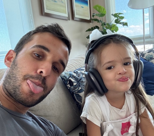 Nico Seoane con su sobrina Clara, los dos haciendo una mueca a la cámara